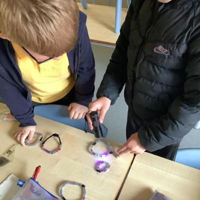 UV indicator bead bracelets
