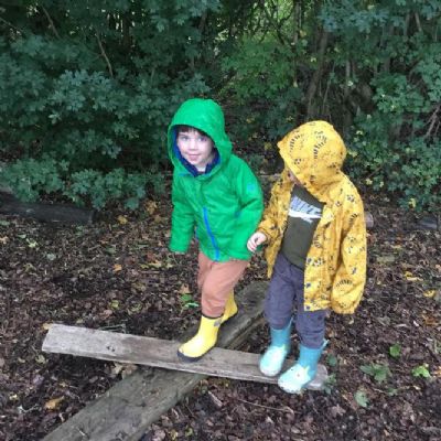 Exploring, climbing, signs of Autumn and mud cakes!