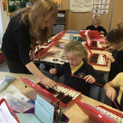 Glockenspiels- 'Mary had a baby' song