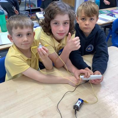 Year 4 enjoying creating their own circuit 🔋🔌⚡️